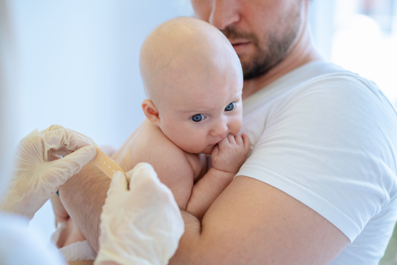 Baby bei einer ärztlichen Vorsorgeuntersuchung