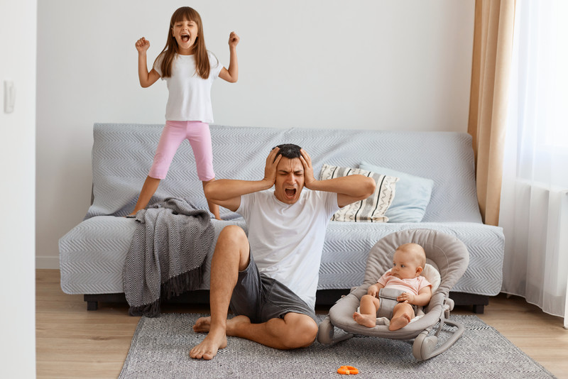 Genervter Vater von zwei Kindern
