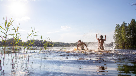 Zwei Jugendliche baden im See