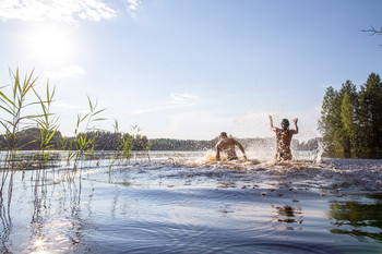 Zwei Jugendliche baden im See