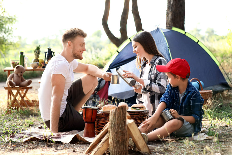 Familiie beim Campen
