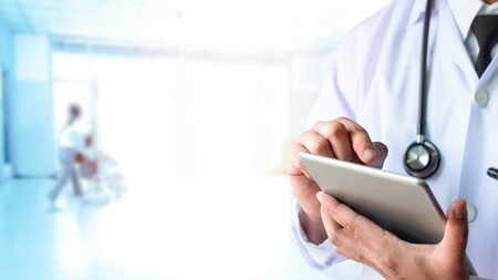 Notaufnahme mit einem Arzt im Vordergrund