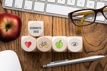 Würfel bebildert mit einem Herz, Fahrrad, Auge und einen Apfel