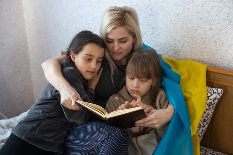 Ukrainische Mutter liest ihren Kindern vor