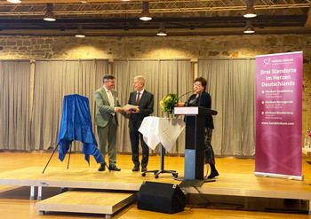  Gesundheitsministerin überreicht Ehrennadel an langjährigen Harzklinikum-Geschäftsführer Dr. Peter Redemann