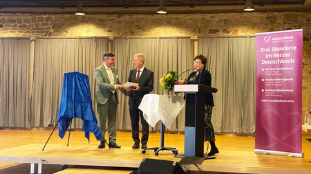  Gesundheitsministerin überreicht Ehrennadel an langjährigen Harzklinikum-Geschäftsführer Dr. Peter Redemann