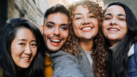 Gruppe von queeren Jugendlichen