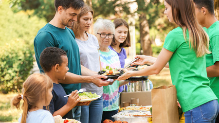 Ehrenamtliche helfen bei der Essensausgabe