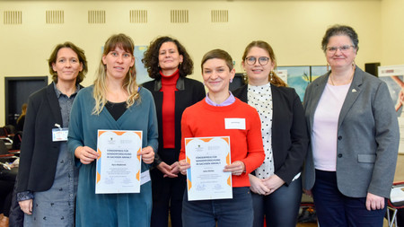 Michaela Frohberg (Leiterin der Koordinierungsstelle Genderforschung & Chancengleichheit Sachsen-Anhalt), Preisträgerin Kira Wybierek, Prof.in Dr.in Anita von Poser (Martin-Luther-Universität Halle-Wittenberg), Preisträgerin Julia Dichte, Landesgleichstellungsbeauftragte Sarah Schulze, Prof.in Dr.in Claudia Becker (Rektorin der Martin-Luther-Universität Halle-Wittenberg