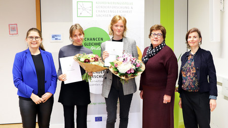 Von links nach rechts: Sarah Schulze (Landesbeauftragte für Frauen- und Gleichstellungspolitik), die beiden Preistragenden Hannah Emmy Schnelle und Tamina Rössger, Ministerin Petra Grimm-Benne und Morena Groll (nicht im Bild: Michèle Rosenkranz).