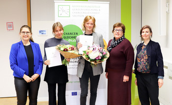 Von links nach rechts: Sarah Schulze (Landesbeauftragte für Frauen- und Gleichstellungspolitik), die beiden Preistragenden Hannah Emmy Schnelle und Tamina Rössger, Ministerin Petra Grimm-Benne und Morena Groll (nicht im Bild: Michèle Rosenkranz).