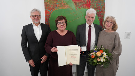 v.l.n.r.: Prof. Dr. Hans-Jochen Heinze (Vorstandsvorsitzender und Ärztlicher Direktor des Universitätsklinikums Magdeburg), Petra Grimm-Benne (Ministerin für Arbeit, Soziales, Gesundheit und Gleichstellung) sowie Prof. Dr. Dr. Thomas Hachenberg (langjähriger Direktor der Magdeburger Universitätsklinik) mit Ehefrau Ulrike Hachenberg