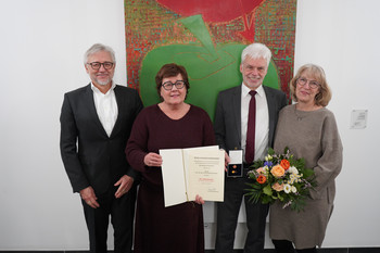 v.l.n.r.: Prof. Dr. Hans-Jochen Heinze (Vorstandsvorsitzender und Ärztlicher Direktor des Universitätsklinikums Magdeburg), Petra Grimm-Benne (Ministerin für Arbeit, Soziales, Gesundheit und Gleichstellung) sowie Prof. Dr. Dr. Thomas Hachenberg (langjähriger Direktor der Magdeburger Universitätsklinik) mit Ehefrau Ulrike Hachenberg