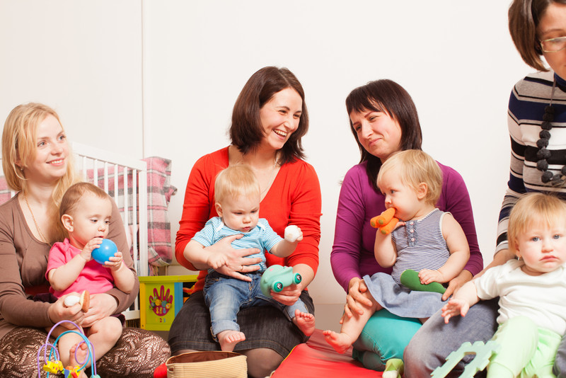Gruppe von Müttern mit ihren Babys