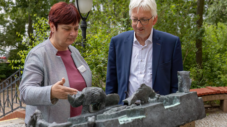 Staatssekretär Wolfgang Beck lässt sich von Kerstin Kölzner, Geschäftsführerin BFW Halle, ein taktiles künstlerisches Blindenleitsystem erklären. Am Dienstagnachmittag überreichte er einen Zuwendungsbescheid für das Projekt „Sensorische Welt“. 