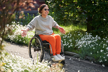 Rollstuhlfahrerin im Park