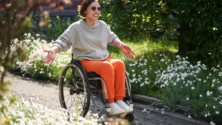 Rollstuhlfahrerin im Park