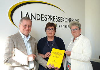 Übergabe des Psychiatrieberichtes an  Frau Landtagsvizepräsidentin Anne-Marie Keding und Frau Sozialministerin Petra Grimm-Benne.