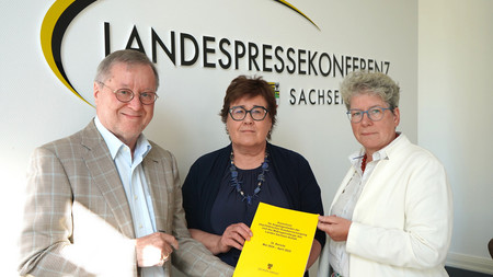 Übergabe des Psychiatrieberichtes an  Frau Landtagsvizepräsidentin Anne-Marie Keding und Frau Sozialministerin Petra Grimm-Benne.