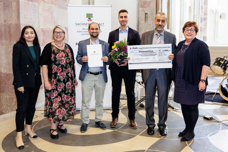 Mit dem ersten Preis (1.000 Euro) wird die Islamische Gemeinde Magdeburg e.V. für die Arbeitsmarktbörse in der Moschee geehrt.