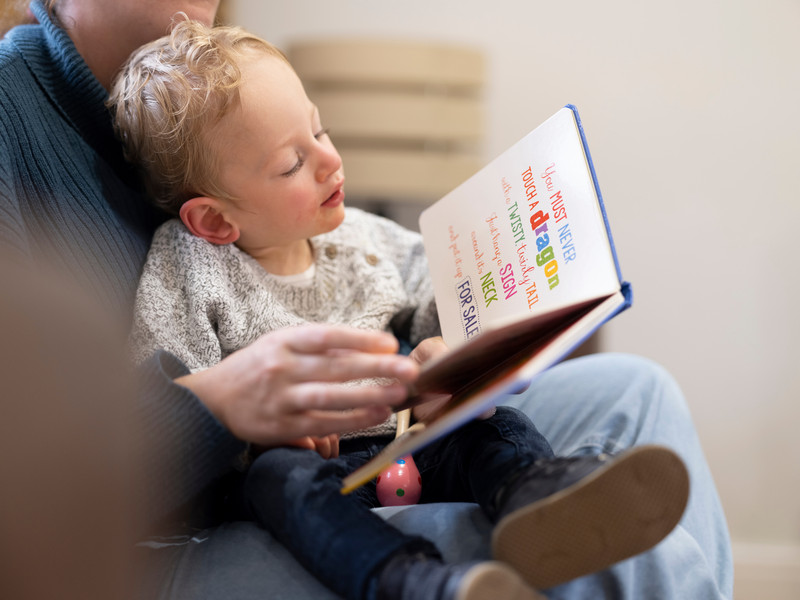 Einen Kind mit Behinderung wird vorgelesen