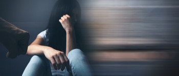 Verzweifelte Frau, auf den Boden sitzend